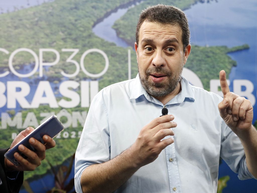 Lula e ministros em Belém para a COP30, destacando a Amazônia.