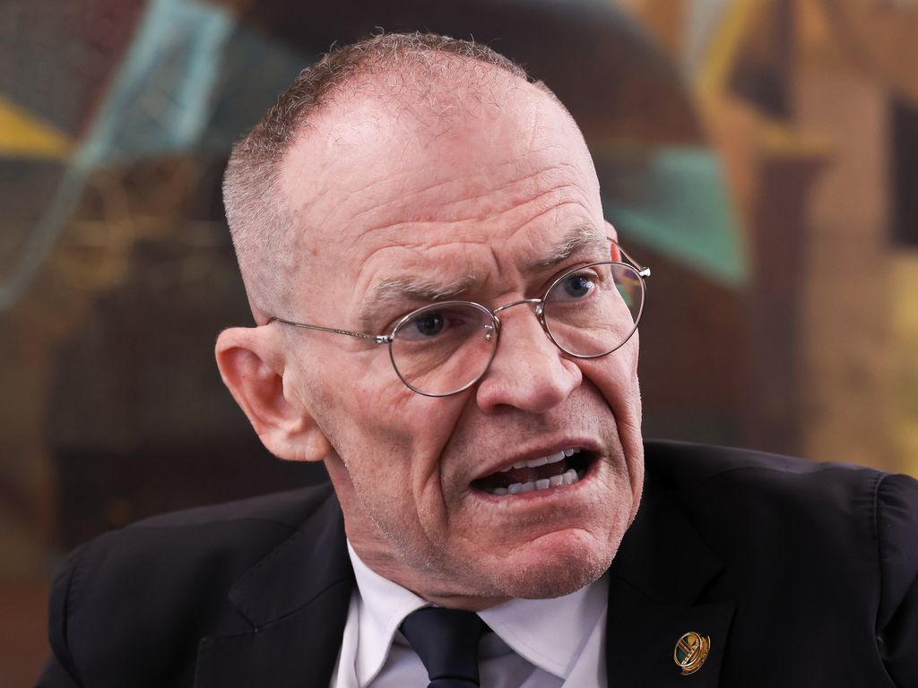 Lula anuncia legistas da PF para investigar mortes no Rio.