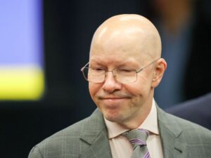 "Almir Garnier trabalhando e estudando durante a pena"