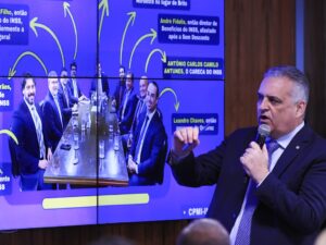 Áudio sobre articulações suspeitas na saúde envolvendo lobista e empresária.