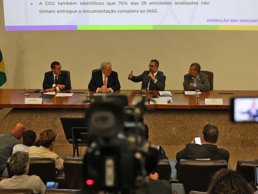 Deputado Antonio Carlos Rodrigues assina cassação de colegas do PL na Câmara dos Deputados.