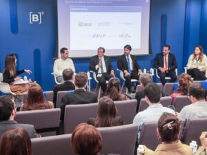 ** Mercado financeiro reage à incerteza eleitoral e alta do dólar.