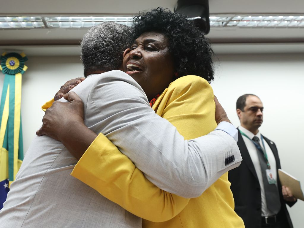Deputados em conflito na Câmara, tensão política aumenta.