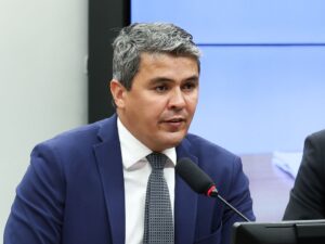 Relatório da CCJ confirma mandato de Carla Zambelli preso.