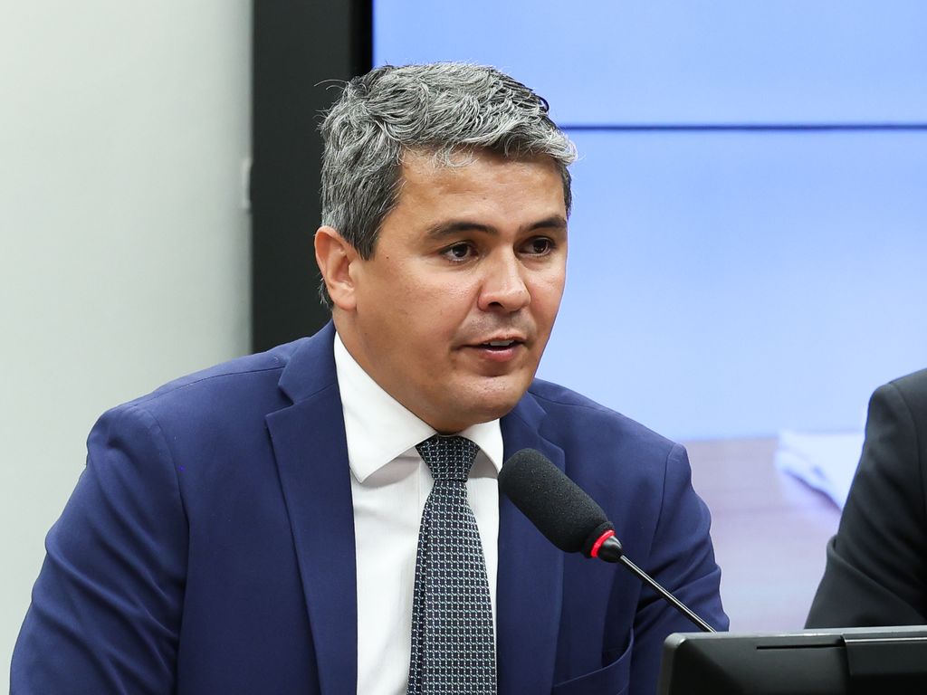 ** Carla Zambelli na Câmara dos Deputados após decisão do STF sobre seu mandato.