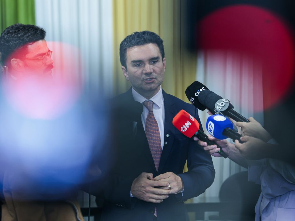 Lula anuncia a saída de Celso Sabino do ministério do Turismo.