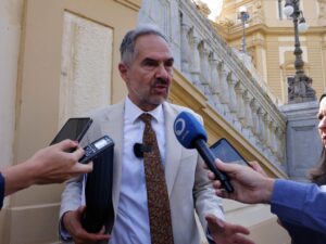 Cláudio Castro, governador do Rio, planeja candidatura ao Senado.