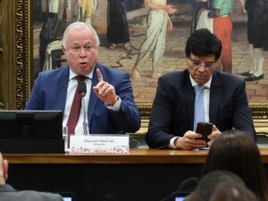 Comissão do Senado analisa nova lei do impeachment para modernizar processos.