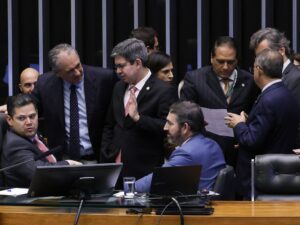 ** Congresso Nacional discutindo a PEC sobre isenção de IPVA.