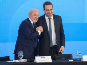 ** Consiglio do DF suspende conselheiro Adolfo Rocha por inspeção na cela de Bolsonaro.