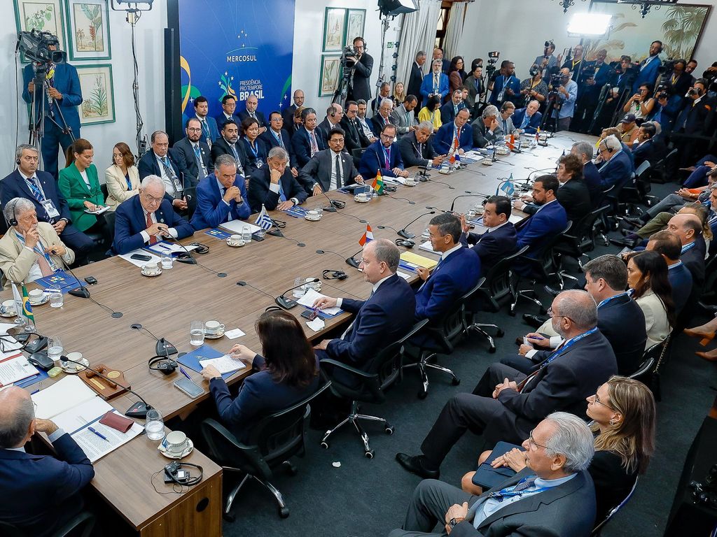 Lula discute combate ao crime organizado no Mercosul em Foz do Iguaçu.