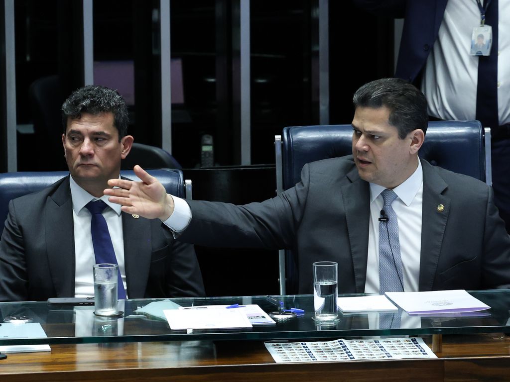 Projeto de lei da dosimetria enviado ao Senado para análise.