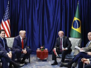 Ex-embaixador John Feeley comenta sobre Trump e Bolsonaro.