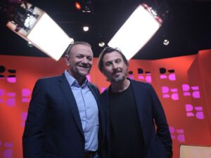 Edinho Silva critica Flávio Bolsonaro em café da manhã com jornalistas.