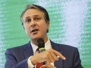 ** Estudantes de várias idades participando do Enem 2023.