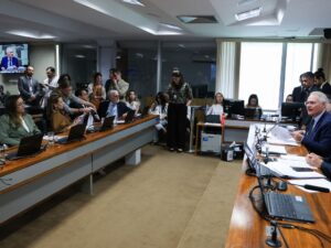 Senador Fabiano Contarato pede retificação de voto errado em CCJ.