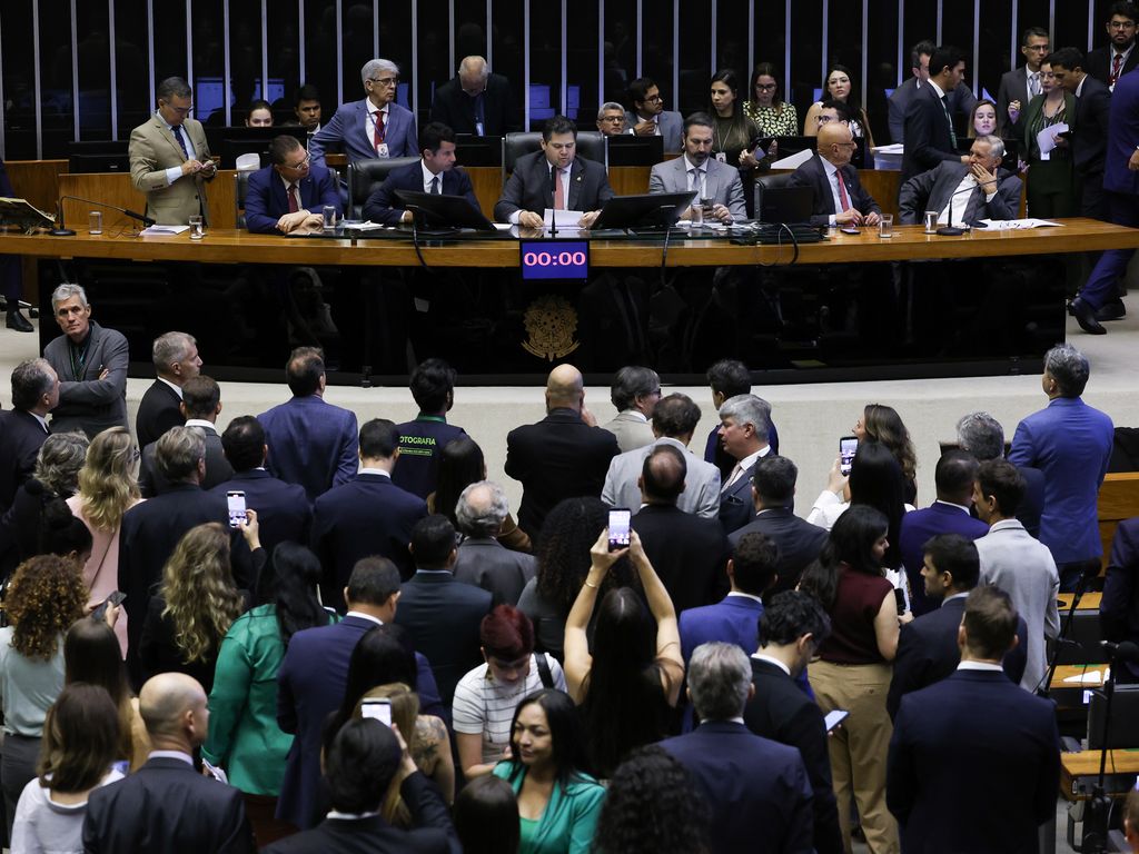 Deputados do PSOL, PDT e PT acionam PGR contra Hugo Motta.