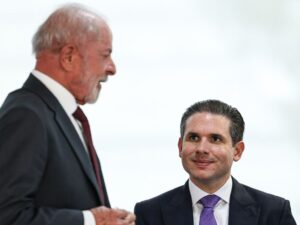 Hugo Motta discute emendas e renúncias fiscais com Flávio Dino.