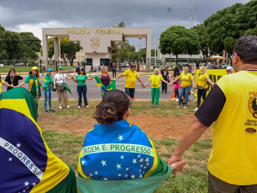 Segurança reforçada para internação de Bolsonaro em Brasília.