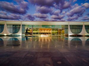 Cofres no Palácio da Alvorada com armas de Bolsonaro