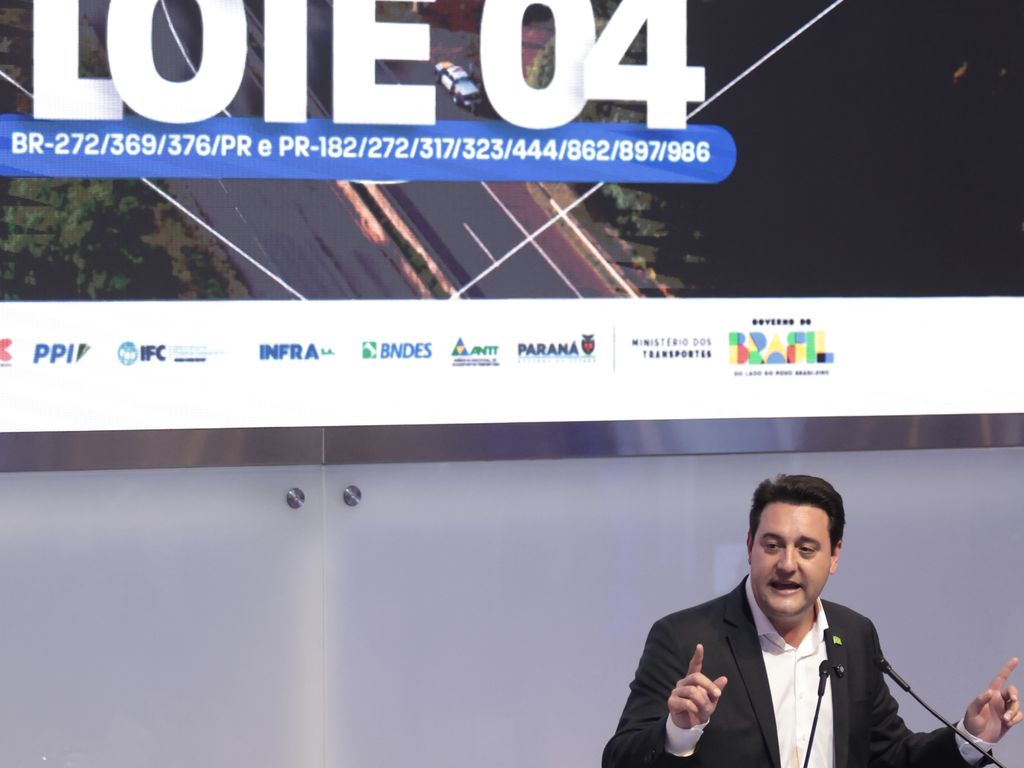 Grupo de trabalho do governo federal enfrenta danos de tornados no Paraná.