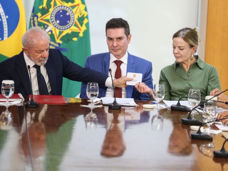Investimento do governo em transporte no Recife com novos trens.