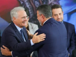 Renan Calheiros discute projeto de dosimetria no Senado, destacando pedido do líder do governo.