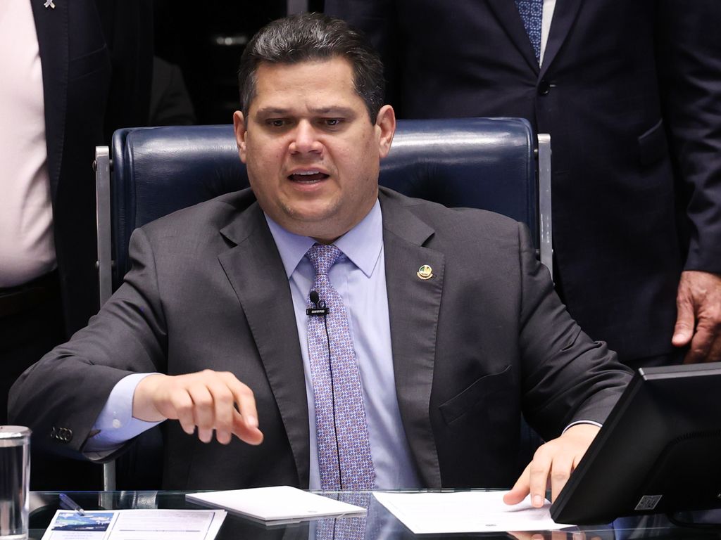 Senado aprova PEC que define marco temporal para terras indígenas.
