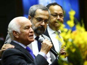 "Deputados evangélicos Silas Câmara e Antônia Lúcia em debate sobre traição"