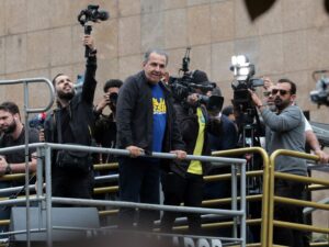 Silas Malafaia critica Flávio Bolsonaro em contexto político.