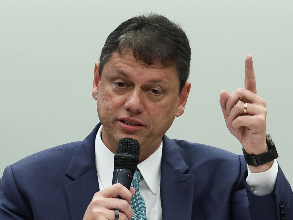 Tarcísio de Freitas apoia Flávio Bolsonaro em candidatura.