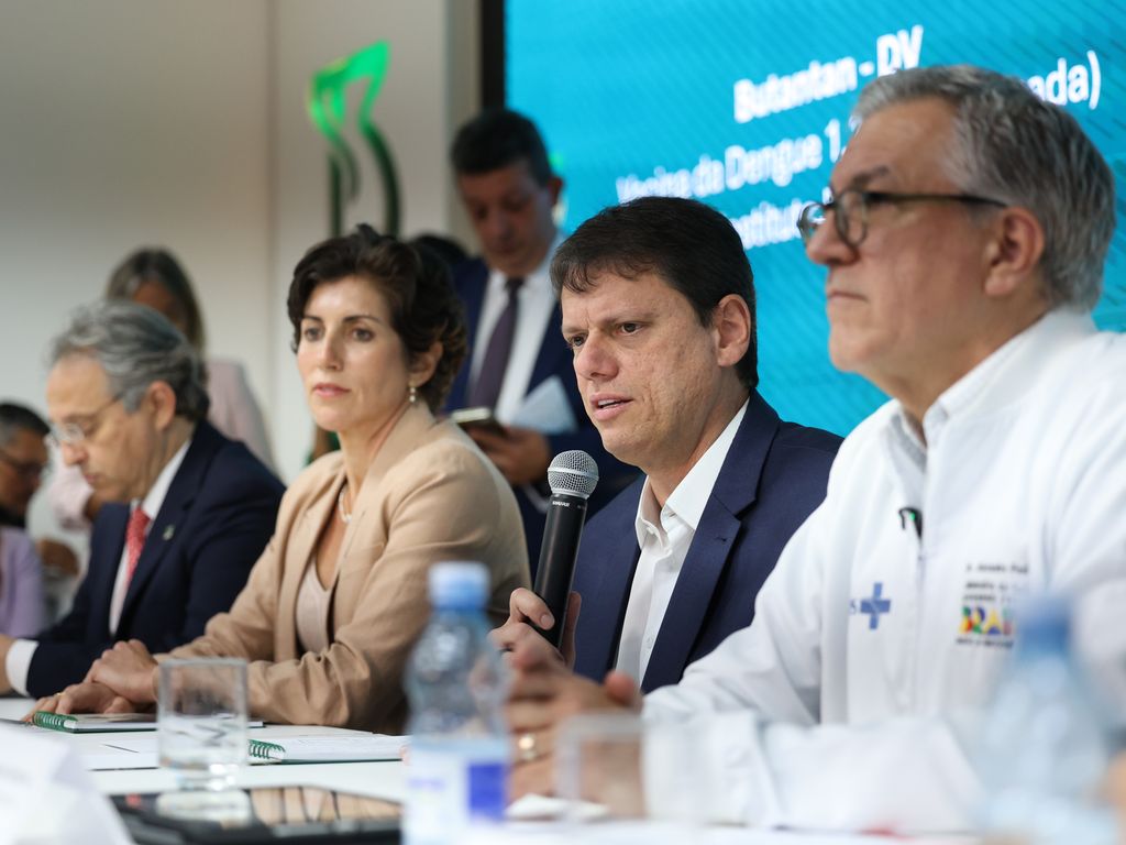 ** Tarcísio de Freitas busca anistia para Bolsonaro com cautela.