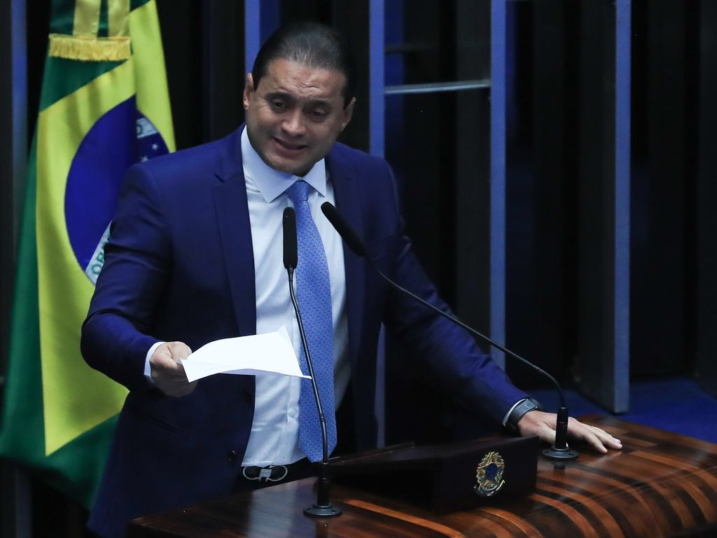 ** Senador Weverton Rocha durante operação da Polícia Federal.