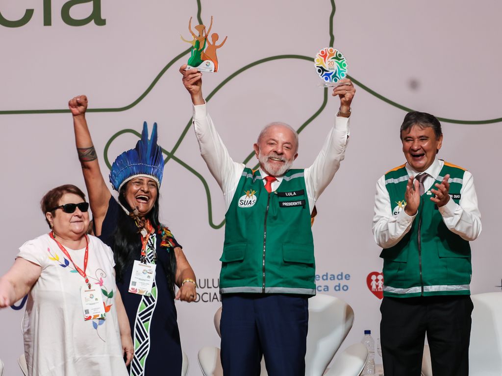 Lula anuncia mutirão educacional para combater feminicídio no Brasil.