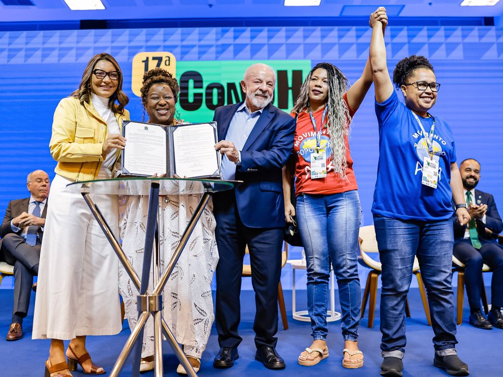 ** Lula celebra retirada de sanções contra Alexandre de Moraes.