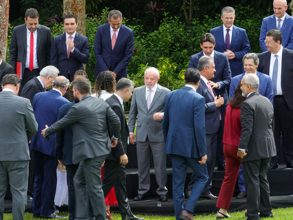 ** Lula em reunião ministerial destaca importância da comunicação.