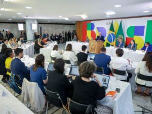 Lula anuncia veto ao PL que reduz penas de golpistas antidemocráticos.