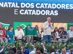 Lula discursa sobre combate à extrema direita em evento em SP.
