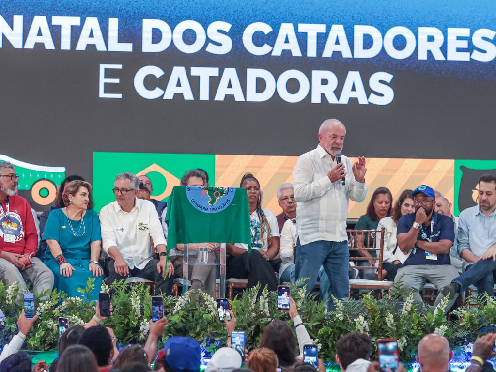 Lula discursa sobre combate à extrema direita em evento em SP.