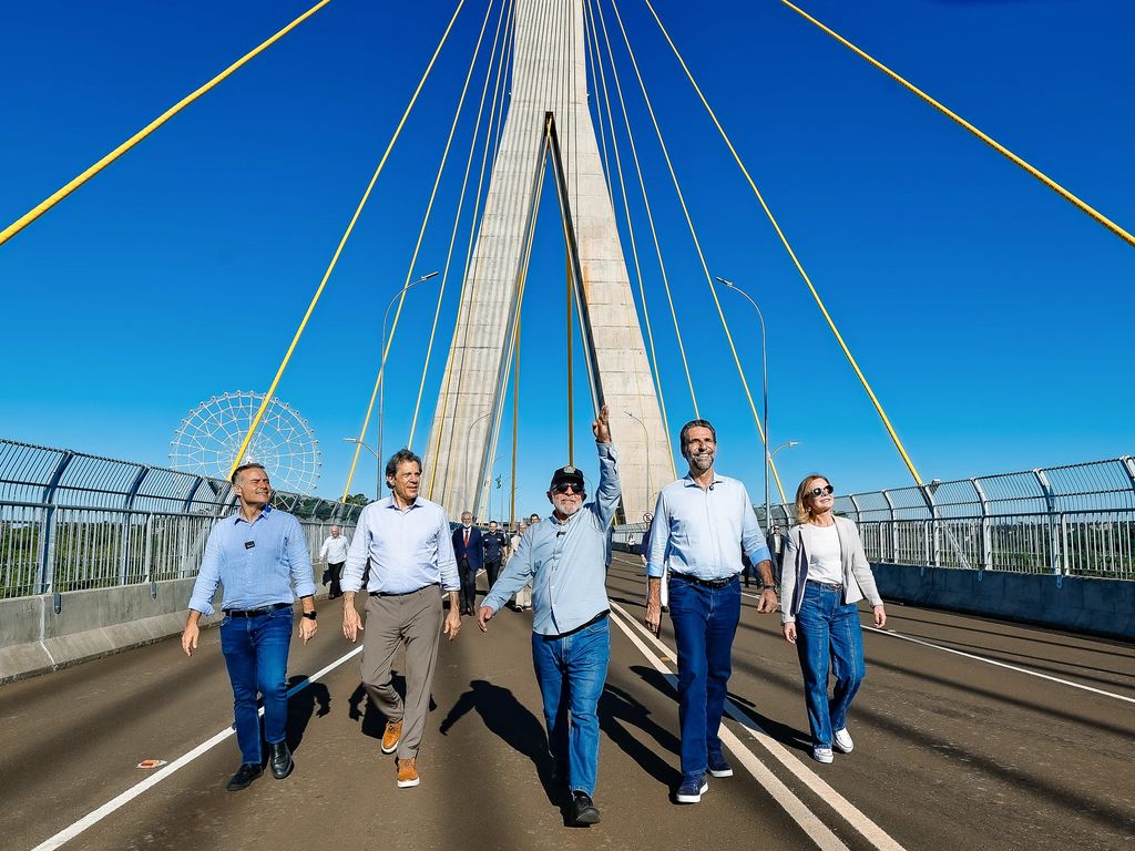 Lula discute candidaturas com ministros e jornalistas para 2026.