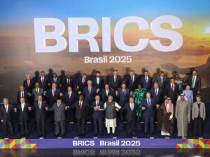 ** Polo judicial com policiais e atividade legal no Brasil.