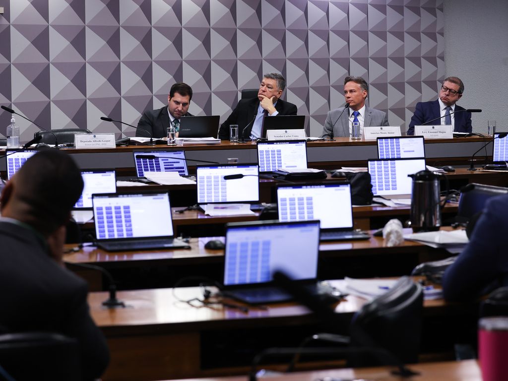 Lula e Trump conversam sobre sanções e relações diplomáticas.