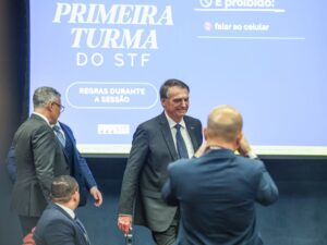 Investigação de ministro do STF sobre vazamento de dados sigilosos.