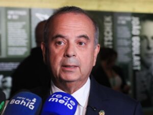 Carlos Bolsonaro critica condições de prisão de Jair Bolsonaro.