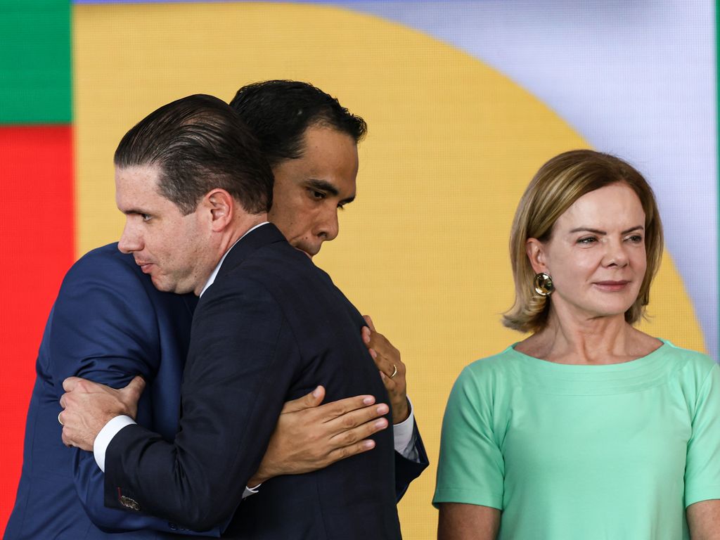 ** Gleisi Hoffmann discute intervenção dos EUA na Venezuela.