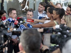 Defesa de Bolsonaro solicita nova prisão domiciliar por problemas de saúde.