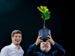 João Campos em evento público, alvo de impeachment no Recife.