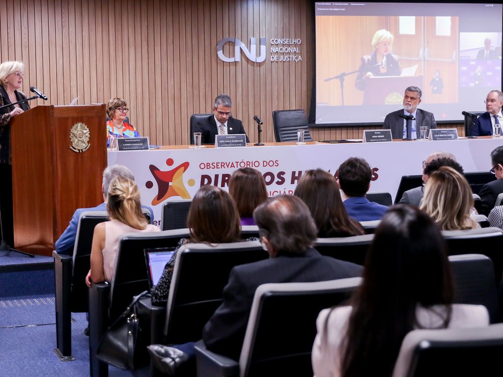** Defesa de Bolsonaro pede visita a Paulo Guedes no STF.