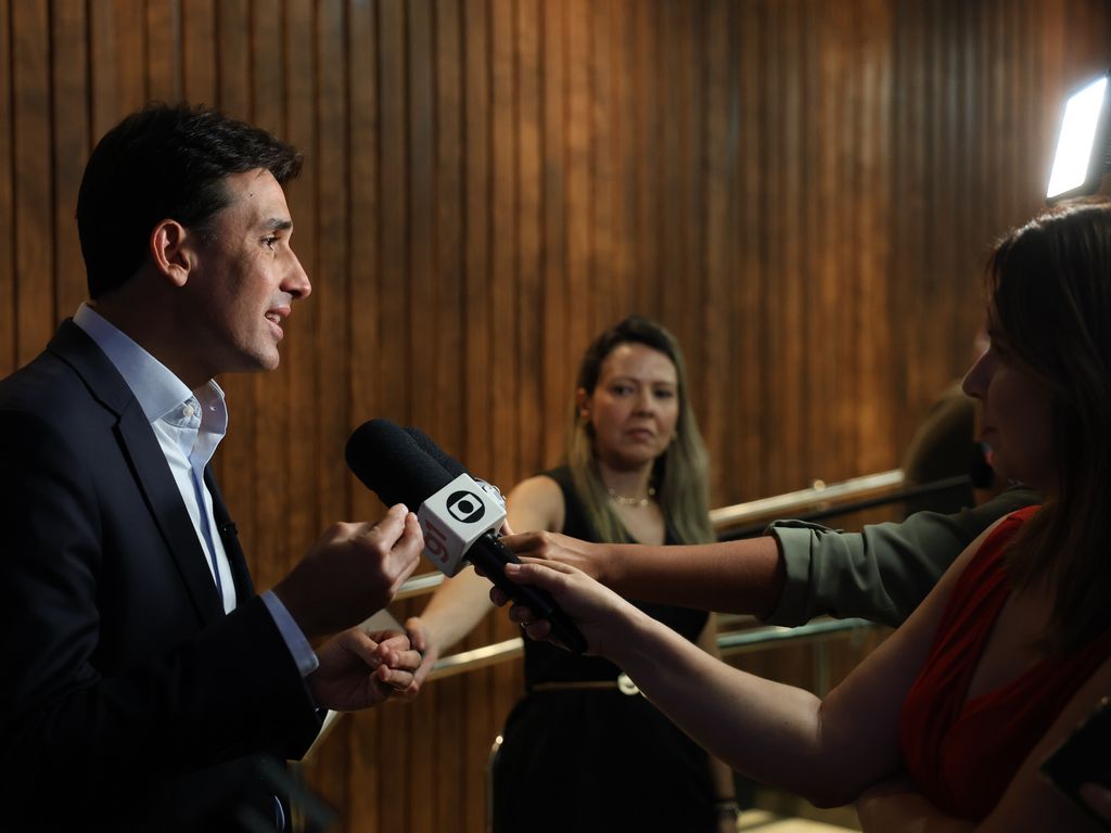 Silvio Costa Filho anuncia saída do ministério para candidatura ao Senado em 2026.