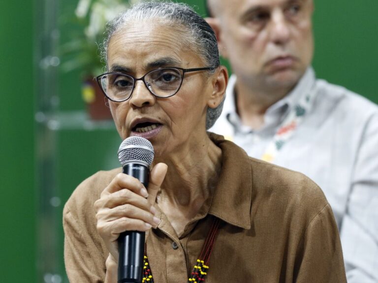 ** Reunião de Lula com comandantes das Forças Armadas sobre a Venezuela.